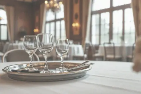 Ile zarabia kelner w hotelu? Odkryj zaskakujące zarobki i napiwki
