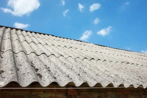 Stary dach pokryty eternitem, który zawiera azbest. Co to za materiał?