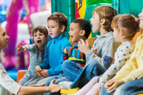 Zabawy integracyjne dla przedszkolaków, które rozwijają umiejętności społeczne