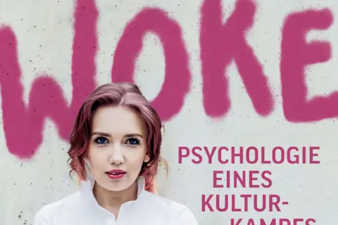 Junge Frau vor Schriftzug "WOKE". Der Text darunter lautet "Psychologie eines Kulturkampfes".