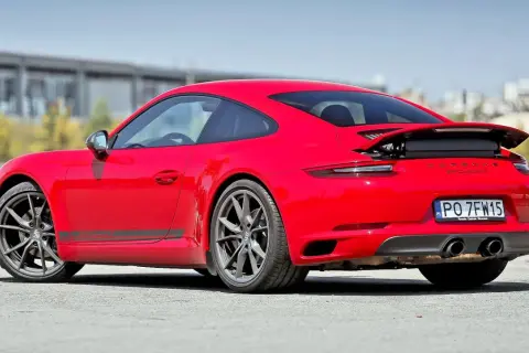 Czerwone Porsche 911 Carrera T z rejestracją PO 7FW15, widok z tyłu.