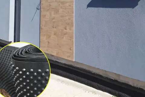 Rolka folii kubełkowej gotowa do montażu przy fundamentach. Zapewnia ochronę i wentylację.