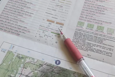 Légende carte IGN : symboles pour bois, mines, grottes, et informations sur les altitudes et les coordonnées.