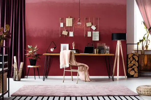 Ein Arbeitsplatz mit einem Schreibtisch, einem Stuhl mit rosa Decke und einer Wand in englisches rosenrot kombinieren.
