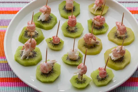 Verrine langoustine sur rondelles de kiwi, une bouchée fraîche et colorée.