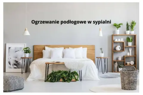 Przytulna sypialnia z łóżkiem i roślinami. Tekst na ścianie informuje o ogrzewaniu podłogowym w sypialni, zapewniającym komfort.