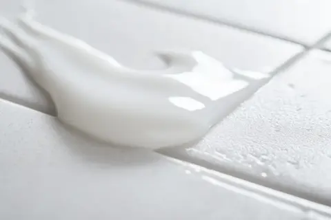 Ile czasu schnie silikon sanitarny? Poznaj kluczowe czynniki wpływające na czas utwardzania