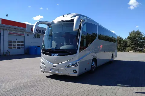 Nowoczesny autokar Irizar gotowy na wycieczkę objazdową autokarem do Włoch. Sprawdź, co zabrać na podróż!