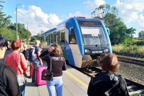 Ludzie czekają na pociąg do Darłowa. To może być odpowiedź na pytanie jak dojechać ze Sławna do Darłówka.