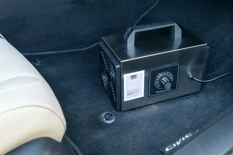 Generator ozonu w samochodzie, gotowy do ozonowania wnętrza. Czyste powietrze w pojeździe to podstawa.