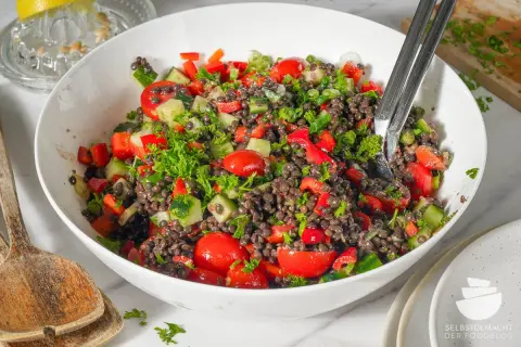 Frischer Linsensalat mit Tomaten, Gurken und Paprika. Ein gesundes und leckeres linsensalat rezept für jede Gelegenheit.