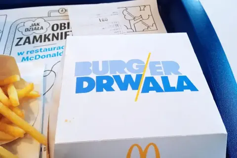 Burger Drwala w McDonald's! Frytki i pudełko z napisem "BURGER DRWALA" w niebieskiej tacy.