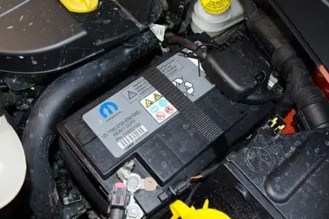 Czy alternator może rozładować akumulator na postoju? Oto prawda!