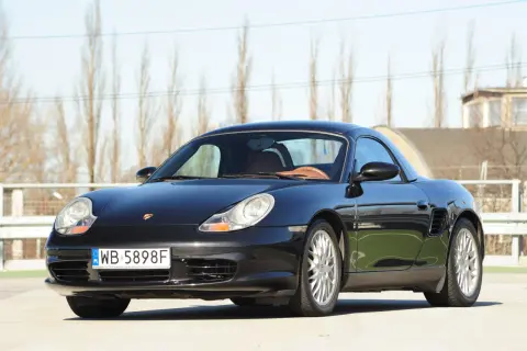 Czarny Porsche Boxster 986 z beżowym wnętrzem, gotowy na wiosenne przejażdżki.