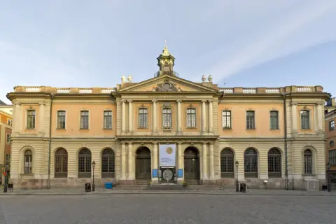 Nobelpriset Museum i Stockholm, en ståtlig byggnad med gul fasad och klassisk arkitektur.
