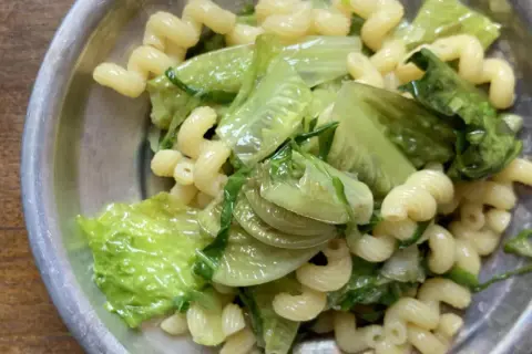 Piatto di pasta con lattuga bollita, un contorno semplice e salutare.