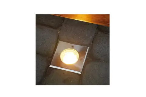 Nowoczesne lampy led 230v zewnętrzne wbudowane w kostkę brukową, oświetlające ścieżkę.