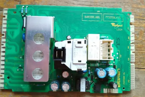 Płyta sterująca pralki Whirlpool z widocznym oznaczeniem L2524. Może być powiązana z błędem F08.