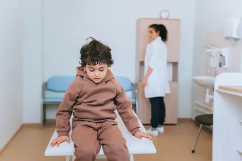 Wymioty u dziecka: Co podać? Leki, nawadnianie, objawy alarmowe