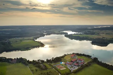Malownicze jezioro na Mazurach z kompleksem wypoczynkowym i kortami tenisowymi. Idealne miejsce na nietypowe atrakcje Mazury.