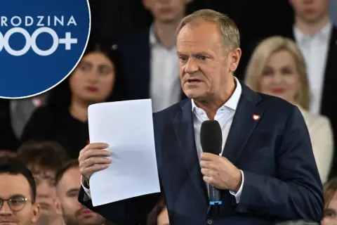 Donald Tusk przemawia, a w tle widnieje logo "Rodzina 800+". Czy Koalicja Obywatelska planuje zlikwidować 800 plus?