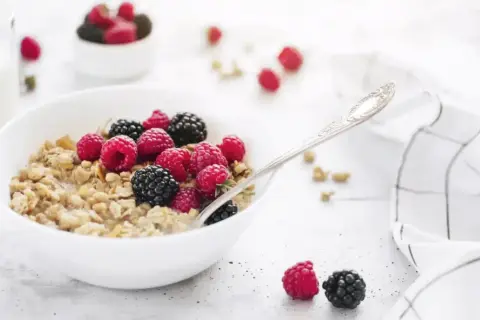 Czy granola jest dietetyczna? Odkryj prawdę o jej kaloriach i składzie