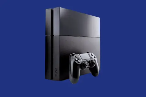 Czarna konsola PlayStation 4 z kontrolerem DualShock 4 na niebieskim tle.