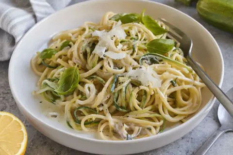 Zucchini-Zitronen-Pasta mit Basilikum und Parmesan. Eine leichte und frische Mahlzeit, perfekt für den Sommer.