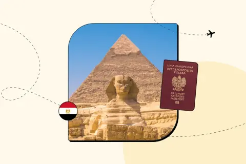 Piramide i Sfinks w Egipcie, obok polski paszport. Czy do Egiptu potrzebny jest paszport? Tak, aby podróżować do Egiptu, potrzebny jest paszport.