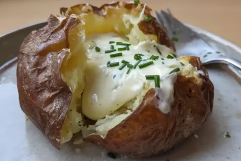En perfekt bakad potatis med en krämig fyllning och färsk gräslök. Enkel men utsökt!