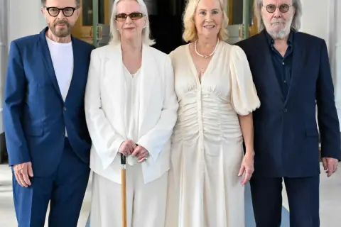 ABBA, zespół, który nie żyje, w komplecie. Agnieszka, Björn, Benny i Anni-Frid pozują razem.