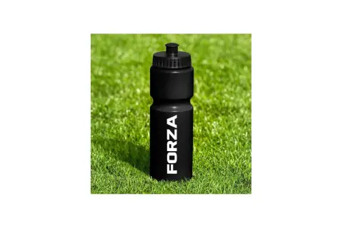 Czarny bidon sportowy z napisem "FORZA" na zielonej trawie.
