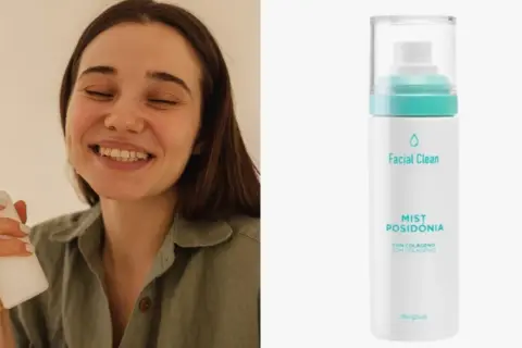 Mujer sonríe mientras se rocía agua refrescante para la cara Mercadona. El producto es un mist facial con colágeno.