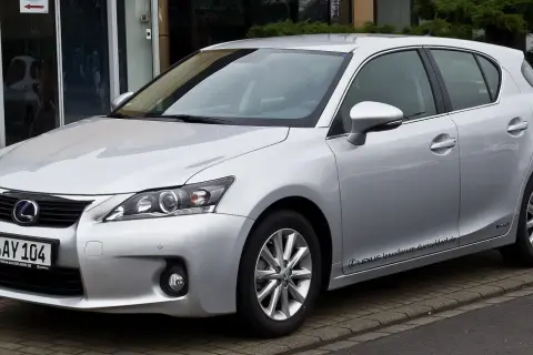 Srebrny Lexus 200h zaparkowany przed budynkiem. Elegancki, nowoczesny design.