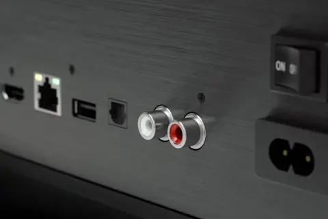 Widok z tyłu urządzenia: złącza HDMI, Ethernet, USB, RCA (białe i czerwone) oraz gniazdo zasilania. Tak wygląda wejście aux.