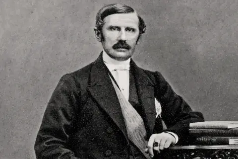 Johan August Gripenstedt, en svensk politiker, porträtterad i mörk kostym med en vit skjorta och slips.
