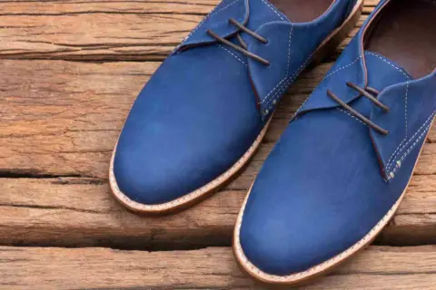 Scarpe blu elettrico in pelle scamosciata, perfette da abbinare a un vestito elegante per un look audace e raffinato.