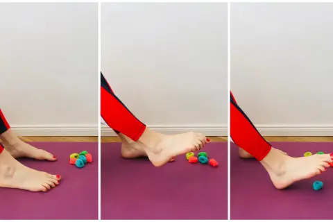 Ćwiczenia na stopy: podnoszenie kolorowych gumek palcami u stóp.