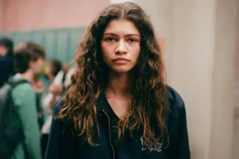 Rüya gibi bir an, belki de "euphoria staffel 3" için bir hazırlık. Zendaya'nın dalgalı saçları ve düşünceli bakışları, okul koridorunda bir hikaye anlatıyor.
