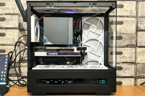 Wnętrze komputera PC z kartą graficzną Gigabyte GeForce RTX. Widoczne wentylatory i okablowanie. Dowiedz się, jak podłączyć podzespoły.