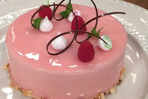 Rosa tårta med spegelglasyr, hallon och maräng. Ett perfekt mirror glaze recept för en festlig dessert.