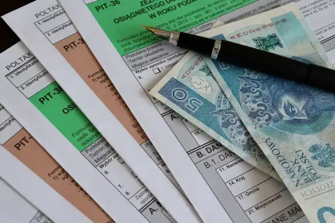 Formularze PIT i polskie banknoty. Czy rezonans można odliczyć od podatku? To pytanie nurtuje wielu podatników.