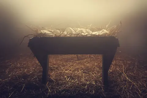 Pusta żłób, słoma i białe płótno. Jakby na początku było słowo, a potem przyszła nadzieja.