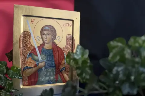 Ikona przedstawia archanioła Michała z mieczem w dłoni, w zbroi i z rozwianymi skrzydłami.