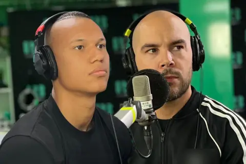 Nicolas Lunabba och Elijah i studion, redo för sändning.