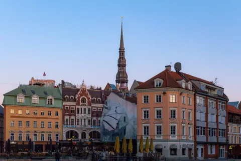 Ratusz i kamienice Starego Miasta w Rydze z wieżą kościoła św. Piotra.