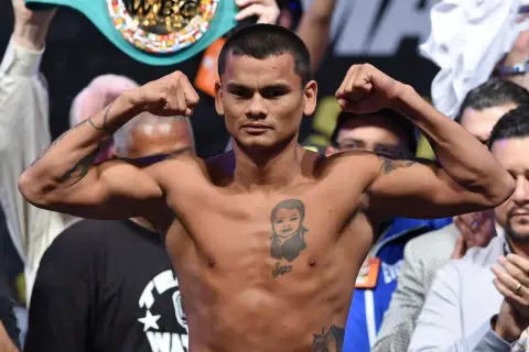 Boxaren Marcos Maidana visar upp sina muskler med en WBC-bälte över axeln.