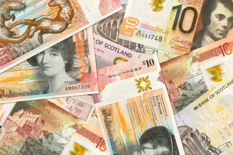 Szkockie banknoty dziesięciofuntowe. GBP, jaka to waluta? To funty szterlingi, używane w Szkocji.
