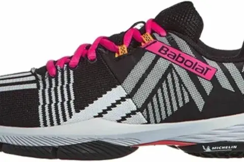 Scarpa da padel Babolat nera con lacci fucsia e dettagli grafici bianchi e grigi. Ideale per dominare il campo.