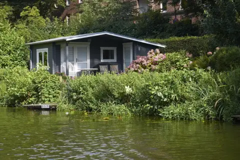 Uroczy domek letniskowy nad wodą. Zastanawiasz się, ile kosztuje budowa domku letniskowego murowanego?